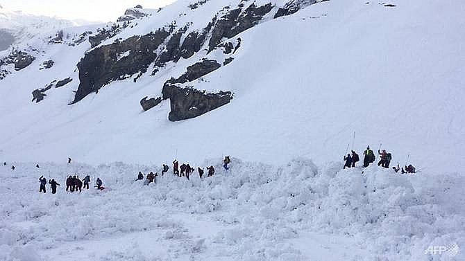 one dead after swiss avalanche rescue search paused