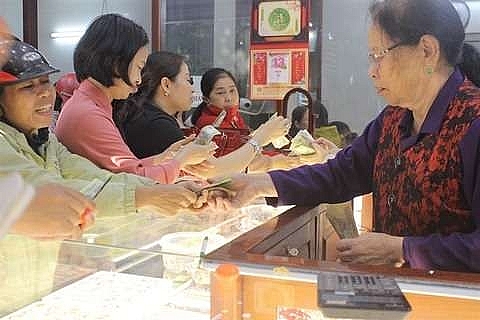 gold prices to climb as investors seek safe haven