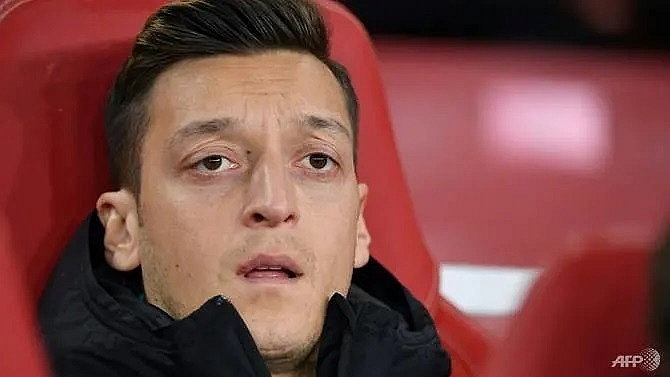 two men threatened to kill arsenals ozil says security guard