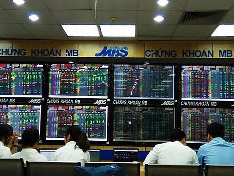 vn stocks edge up profit taking arises