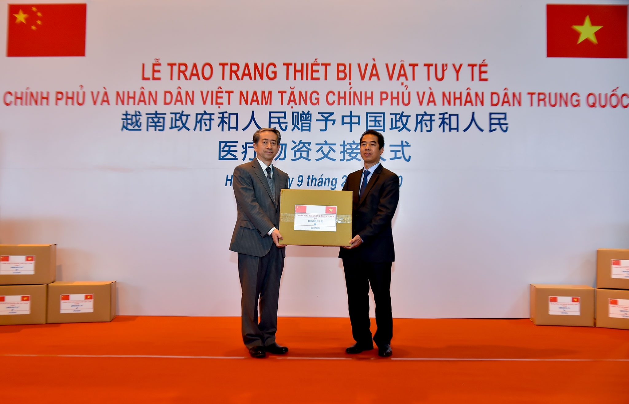 VN hands over medical equipment to China for nCoV combat