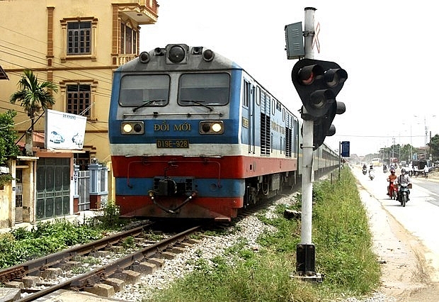 govt considers giving vietnam railways back to transport ministry