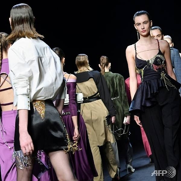 milan fashion week hit by chinese no show over virus fears
