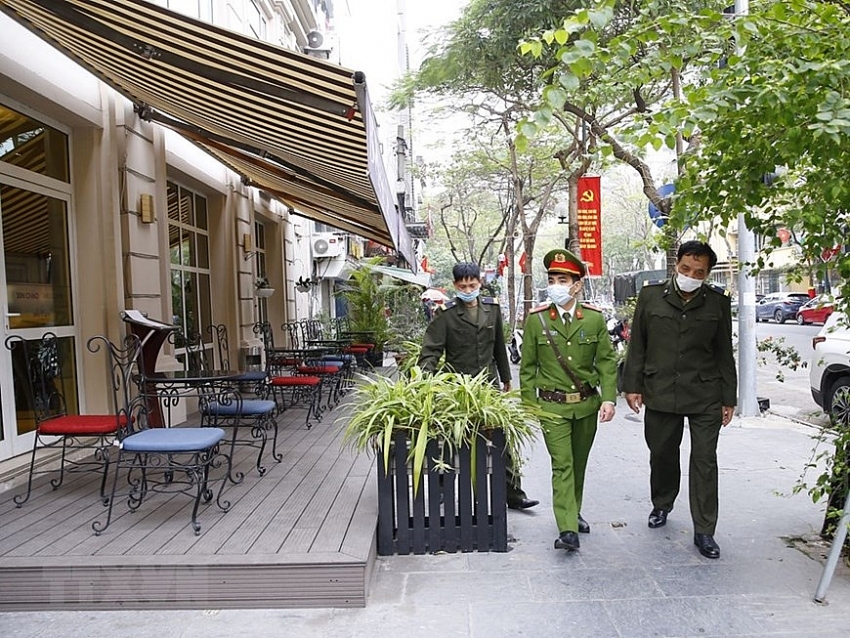 hanoi closes sidewalk eateries cafes to curb covid 19 spread