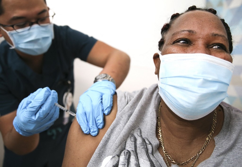 us eu say vaccine programs on track as global deaths hit 25 mn