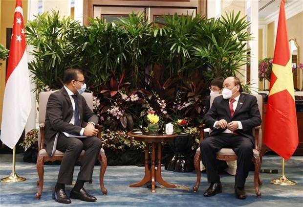 President receives executives of leading financial, energy firms of Singapore