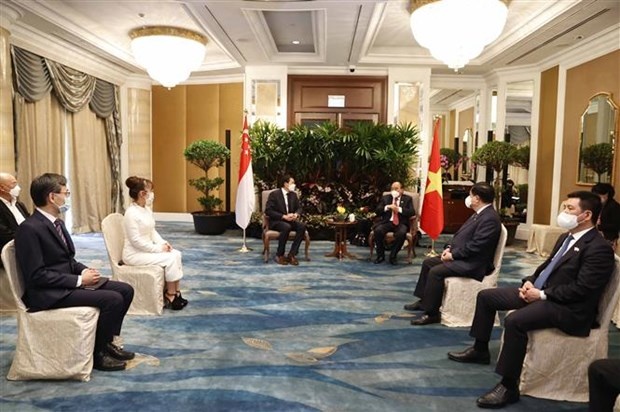President receives executives of leading financial, energy firms of Singapore