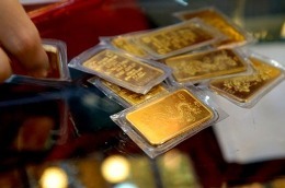 gold soars on japanese quake