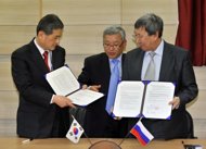 South Korean scientist Hwang Woo-Suk (L) and Vasily Vasiliev (R), vice director of North-Eastern Federal University of Russia's Sakha Republic, exchange agreements during a signing ceremony on joint research at Hwang's office in Seoul. The research collaboration agreement will help Russian and S.Korean scientists to recreate a woolly mammoth which last walked the earth some 10,000 years ago