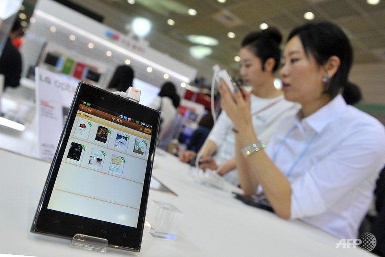 smartphone sales to top 900 million in 2013 survey