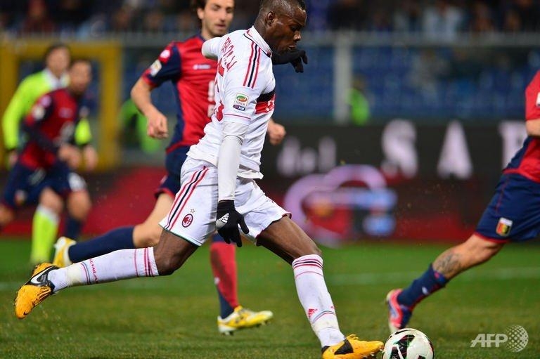 balotelli scores as milan go 10 unbeaten