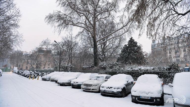 thousands without electricity as winter storm hits france