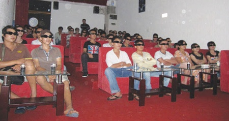free 3d films draw crowds in hcmc