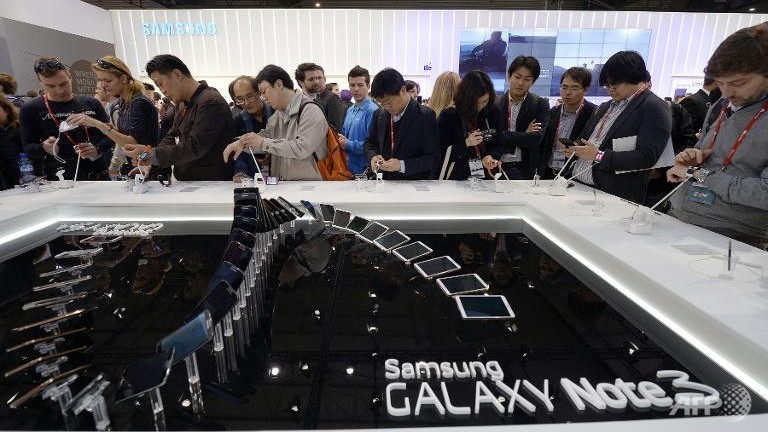 samsung jumps into crowded music market