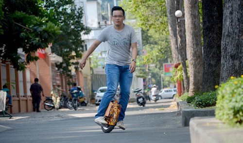 vietnamese urban dwellers now infatuated with electric solowheels