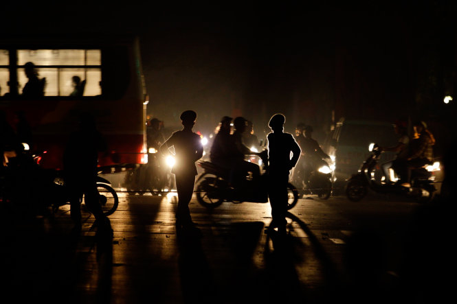 Lực lượng cảnh sát giao thông có mặt tại các chốt giao thông để đảm bảo an toàn khi thành phố tắt điện - Ảnh Nguyễn Khánh