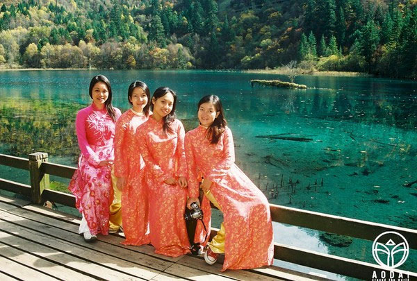 Ao Dai lovers, national costume, Vietnam economy, Vietnamnet bridge, English news about Vietnam, Vietnam news, news about Vietnam, English news, Vietnamnet news, latest news on Vietnam, Vietnam