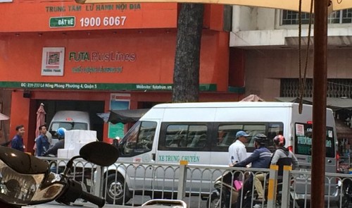 ho chi minh city cracks down on illegally parked cabs buses in backpacker area