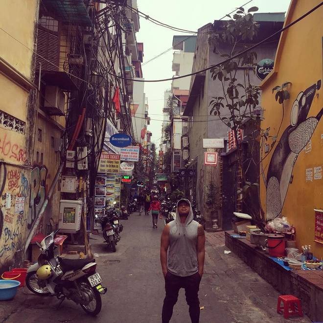 Sao phim 'Kong' thích thú đi xe máy ở Việt Nam