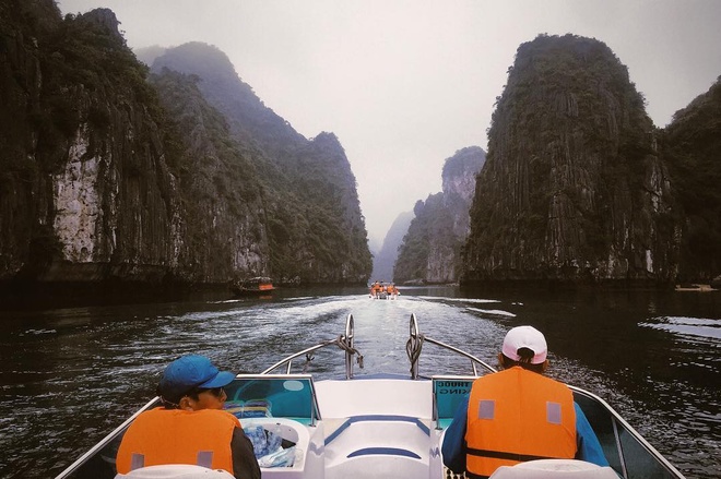 Sao phim 'Kong' thích thú đi xe máy ở Việt Nam