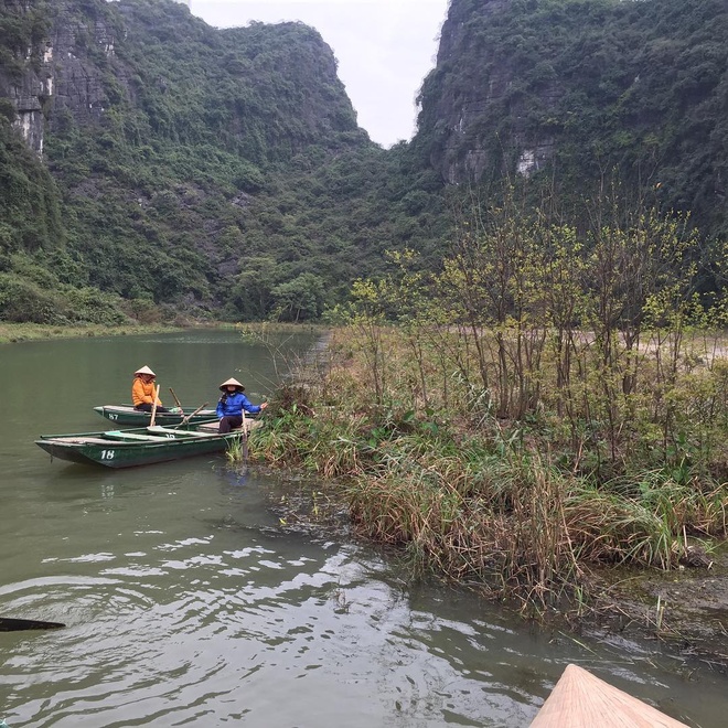 Sao phim 'Kong' thích thú đi xe máy ở Việt Nam