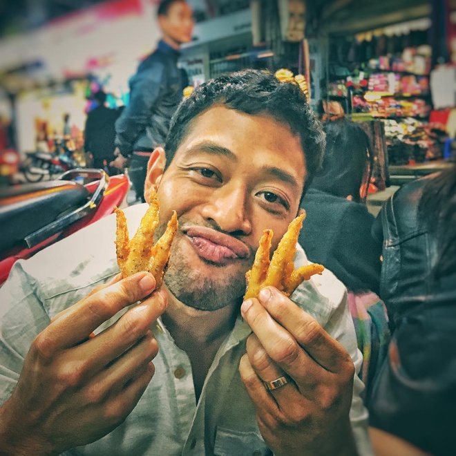 Sao phim 'Kong' thích thú đi xe máy ở Việt Nam