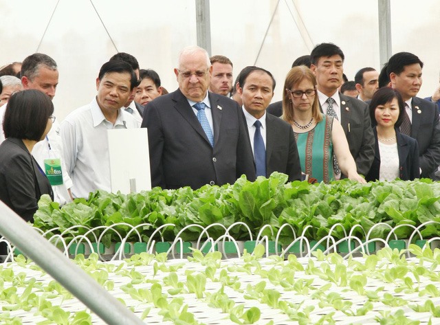 israeli president tours high tech greenhouse