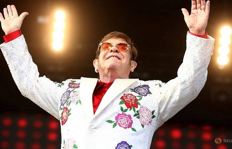 Elton John left stage because of 'rude' fan