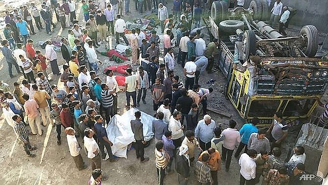 30 killed as wedding party truck overturns in india
