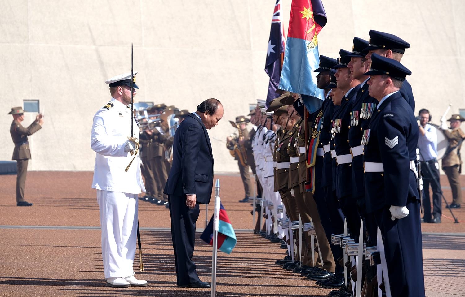 pm phuc greeted by australian counterpart with a 19 gun salute