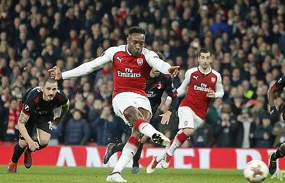 Welbeck's double helps Arsenal past Milan, Dortmund dumped out