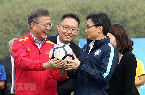 rok president moon meets vietnams u23 football team