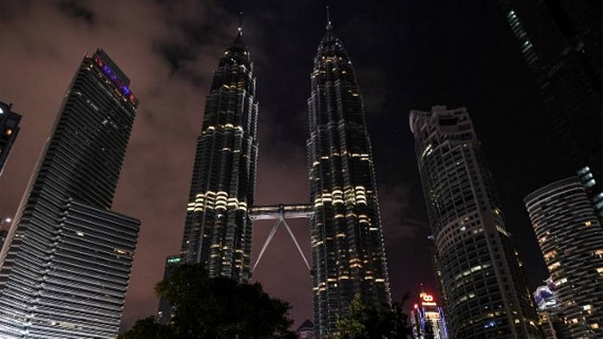 world cities go dark as global earth hour climate campaign kicks off