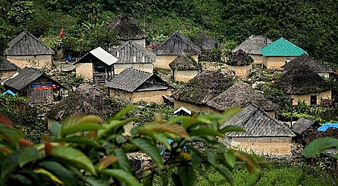 mushroom house of the black ha nhi in lao cai