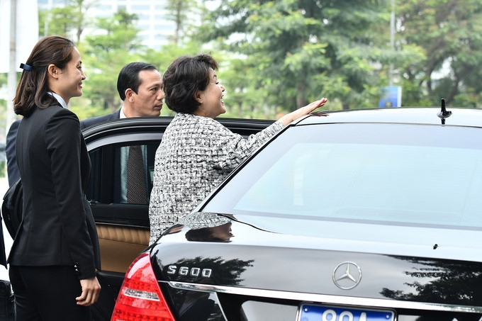 rok president and his wife enjoy hanoi noodle soup