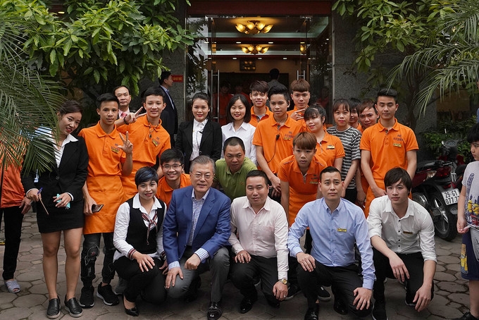 rok president and his wife enjoy hanoi noodle soup