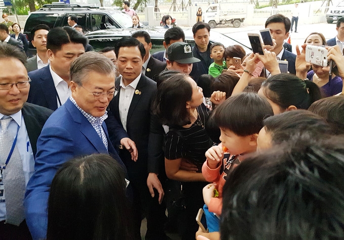 rok president and his wife enjoy hanoi noodle soup