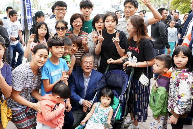 rok president and his wife enjoy hanoi noodle soup