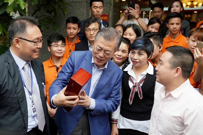 rok president and his wife enjoy hanoi noodle soup