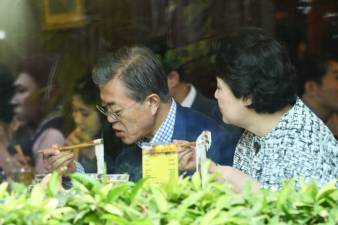 rok president and his wife enjoy hanoi noodle soup