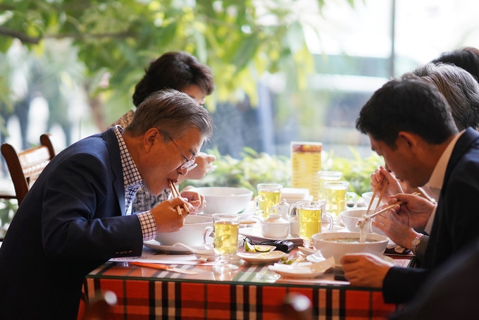 rok president and his wife enjoy hanoi noodle soup