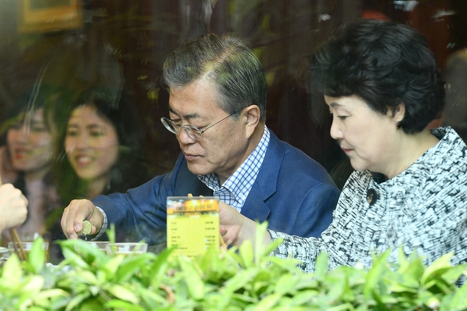 rok president and his wife enjoy hanoi noodle soup