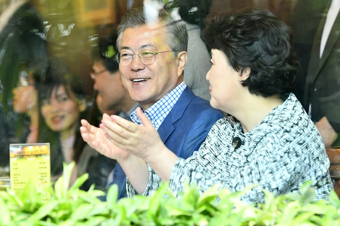 rok president and his wife enjoy hanoi noodle soup