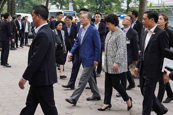 rok president and his wife enjoy hanoi noodle soup