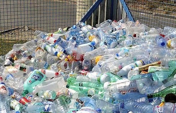 UK plans plastic bottle charge to tackle pollution