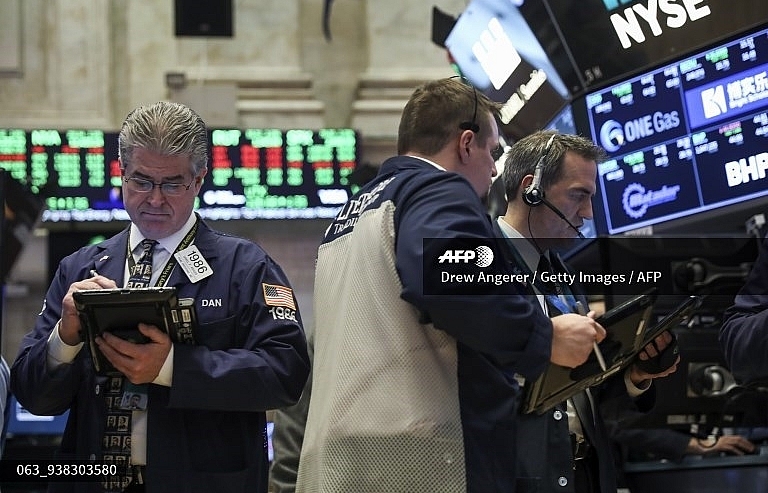 Wall Street tumbles on deepening tech woes
