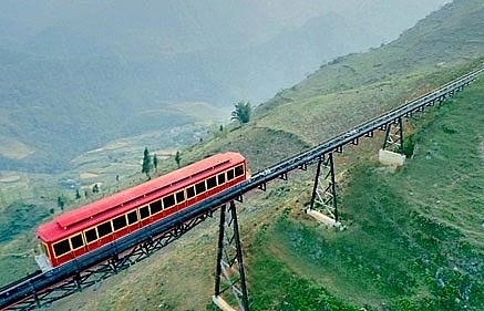 First mountain-climbing railway route to open in Vietnam