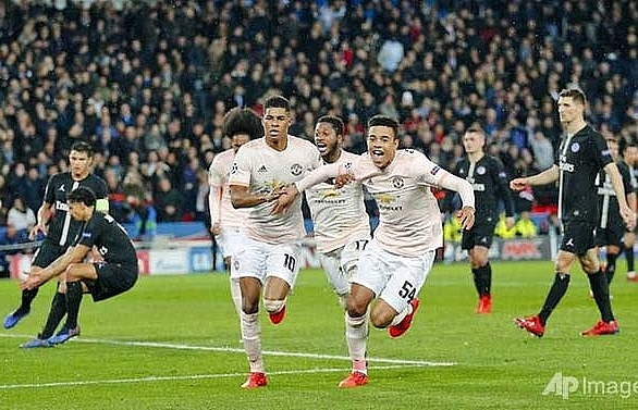 Last-gasp penalty sends Man Utd into Champions League quarter-finals