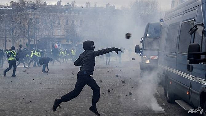 paris luxury stores looted burned in yellow vest riots