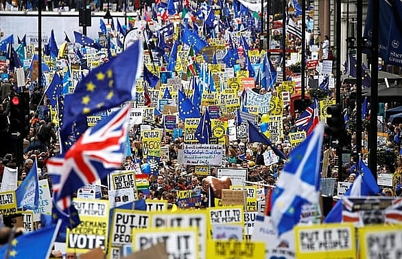 Hundreds of thousands march in London to demand new Brexit referendum